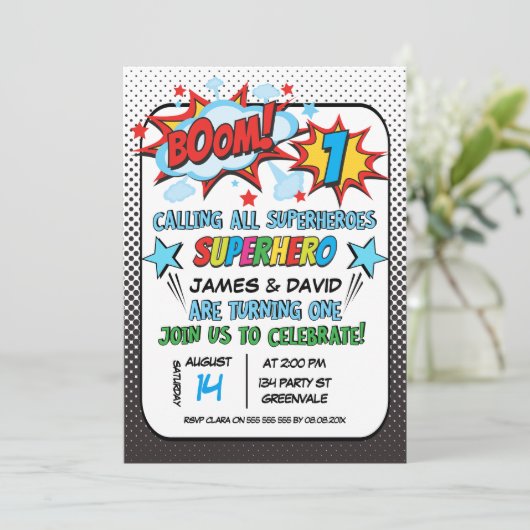 Tweeling Superheld 1e verjaardag Uitnodiging (Staand voorkant)