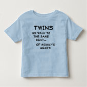 Tweeling We lopen naar dezelfde beat ... van mama' Kinder Shirts (Voorkant)