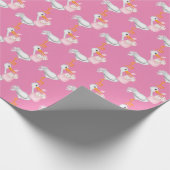 Tweelingen babymeisjes die papier verpakken (Hoek)