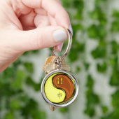 Tweelingen en houten aap sleutelhanger (Hand)