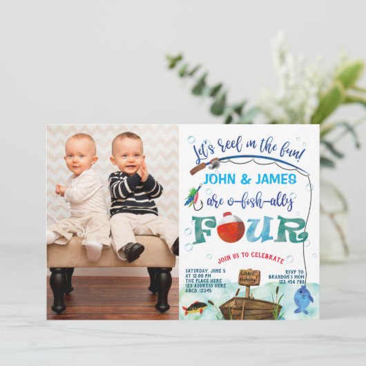 Tweelingen jongens kleine visser op 4-jarige verja kaart (Staand voorkant)