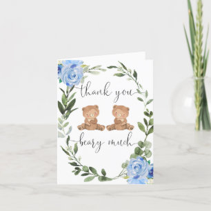 Tweelingjongens blauwe florale teddy draagt groen bedankkaart