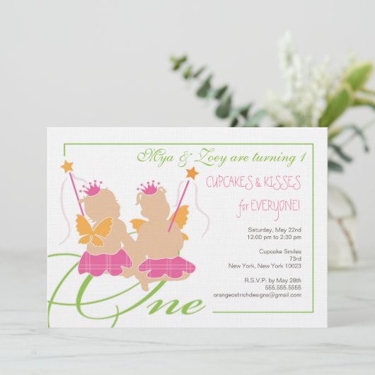 Tweelingmeisjes eerste uitnodiging op verjaardag (Staand voorkant)