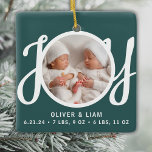 Tweelingnamen Geboortestatistieken Foto Groene Kee Keramisch Ornament<br><div class="desc">Dit schattige Twins Names Birth Stats Christmas Photo Ornament is versierd met het woord JOY in stijlvolle scripttypografie op een groene achtergrond. Eenvoudig aan te passen met uw foto,  namen en geboortestatistieken van de baby.</div>