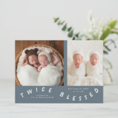 Tweemaal gezegende typografie Blauwe Geboorte Aankondiging (Staand voorkant)