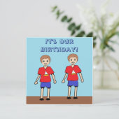 Tweemaal in Boys Birthday Uitnodiging (Staand voorkant)