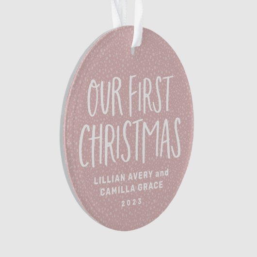 Tweemaal in eerste kerstmis schattige roze geperso ornament (voorkant)