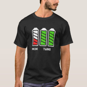 Tweemaal moeder moeder van twee tweelingen die in t-shirt