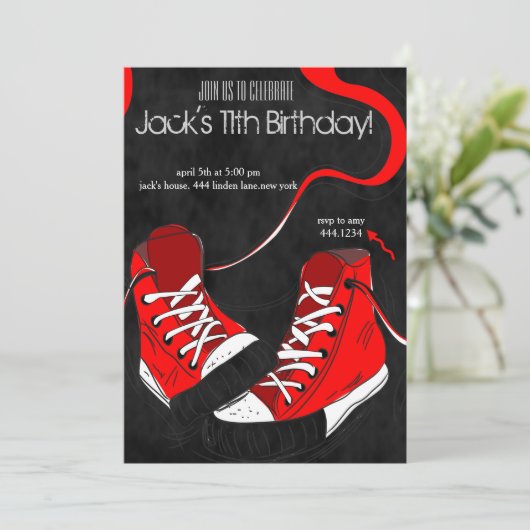 Tween Teenager Cool Sneaker Verjaardag Uitnodiging (Staand voorkant)