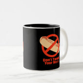 Tweet je vlees niet. tweekleurige koffiemok (Voorkant rechts)