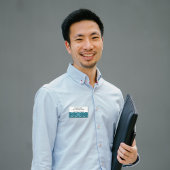 Tweetalig blauw wit blad patroon badge