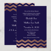 Tweetalige Chic Roos Gold Chevron bruiloft Uitnodi Kaart (Voorkant / Achterkant)
