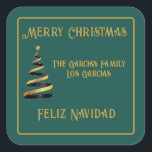 Tweetalige Feliz Navidad Christmas Green Golden Vierkante Sticker<br><div class="desc">Tweetalige Green en Golden Square Stickers: "Vrolijk kerstfeest" en "Feliz Navidad" aanpasbaar en evenals de familienaam. Mooie stickers om in je cadeaus te zetten om deze kerst aan je geliefden te geven.</div>