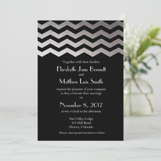 Tweetalige zilveren nacht Chevron bruiloft uitnodi Kaart (Staand voorkant)