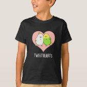 Tweethearts Grappige Tortelduifjes Pun Dark BG T-shirt (Voorkant)