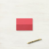 Tweetonige ruis-textuur tomatenrode Post-it® notes (Op bureau)