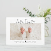 Tweevoudige Trouble Twins Photo Birth Aankondiging (Staand voorkant)