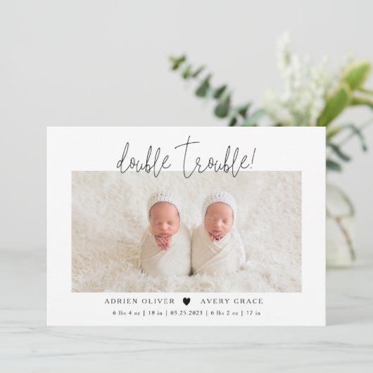 Tweevoudige Trouble Twins Photo Birth Aankondiging (Staand voorkant)