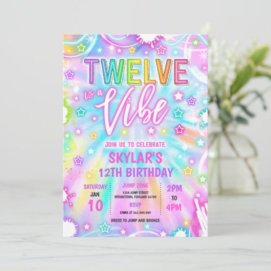 Twelve is een vibe neon gloed 12e verjaardagsfeest kaart (Staand voorkant)