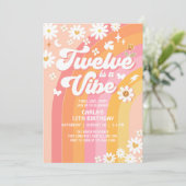 TWELVE is een Vibe Pink Peach 12e Groovy Verjaarda Kaart (Staand voorkant)