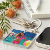 Twilight Beach Portrait - Vrouw in Neon Pink Bikin Sleutelhanger (Voorkant Rechts)