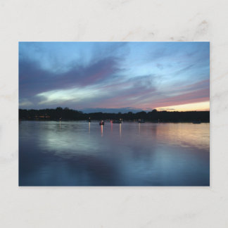 Twilight op het Briefkaart van het meer