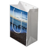 Twilight Sky Over Shoreline en Breakwater Medium Cadeauzakje (Voorkant Gekanteld)