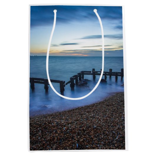 Twilight Sky Over Shoreline en Breakwater Medium Cadeauzakje (Voorkant)