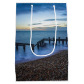 Twilight Sky Over Shoreline en Breakwater Medium Cadeauzakje (Achterkant)