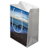 Twilight Sky Over Shoreline en Breakwater Medium Cadeauzakje (Achterkant Gekanteld)