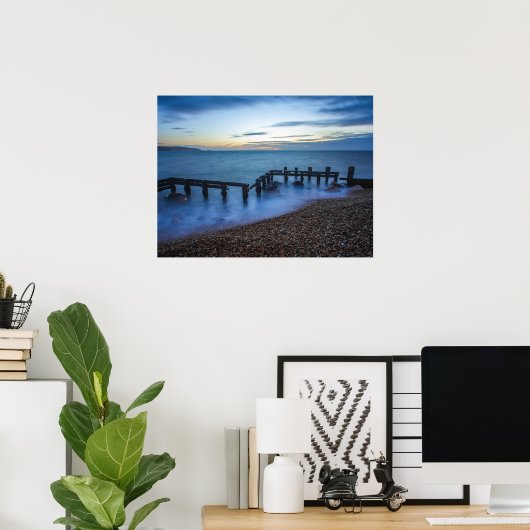 Twilight Sky Over Shoreline en Breakwater Poster (Thuiskantoor)