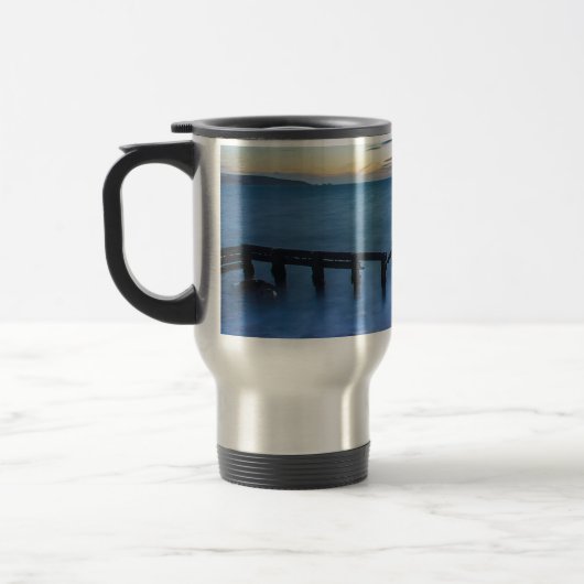 Twilight Sky Over Shoreline en Breakwater Reisbeker (Links)