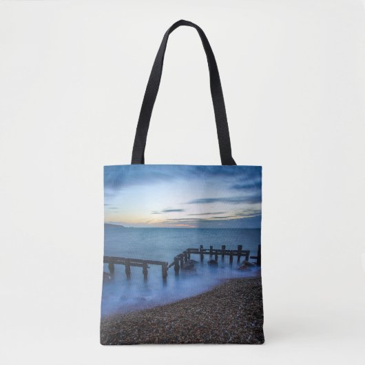 Twilight Sky Over Shoreline en Breakwater Tote Bag (Voorkant)