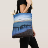 Twilight Sky Over Shoreline en Breakwater Tote Bag (Dichtbij)
