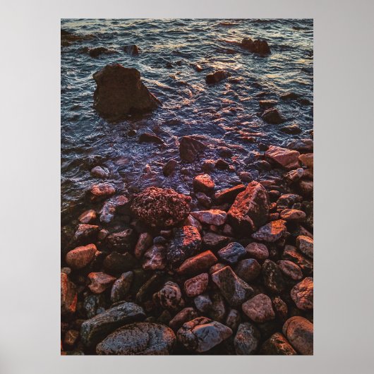 Twilight Treasures: rotsachtig strand Poster (Voorkant)