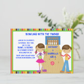 Twin Bowling Birthday Party Invitation Kaart (Staand voorkant)