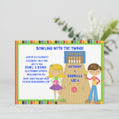 Twin Bowling Birthday Party Invitation Kaart (Staand voorkant)
