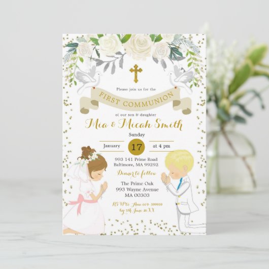 Twin Boy en Blond Meisje Kneeling Eerste Communie Kaart (Staand voorkant)