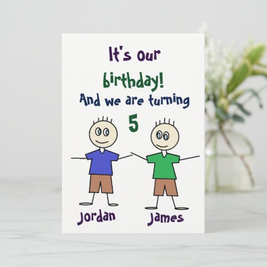 Twin Boys Stick Figures Cute Birthday Invitation Kaart (Staand voorkant)