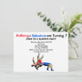 Twin Boys Wrestling Verjaardag Uitnodiging (Staand voorkant)