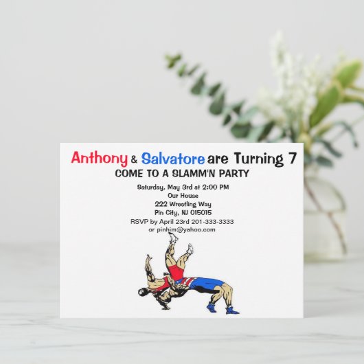 Twin Boys Wrestling Verjaardag Uitnodiging (Staand voorkant)