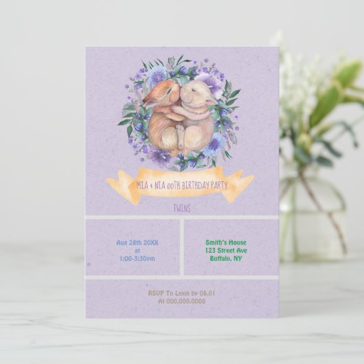 Twin Bunnies Paarse Floral Birthday Party nodigt u (Staand voorkant)