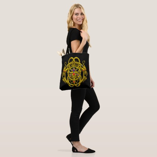 TWIN DRAGONS Gold Celtic Knoks, edelstenen in zwar Tote Bag (Op model)