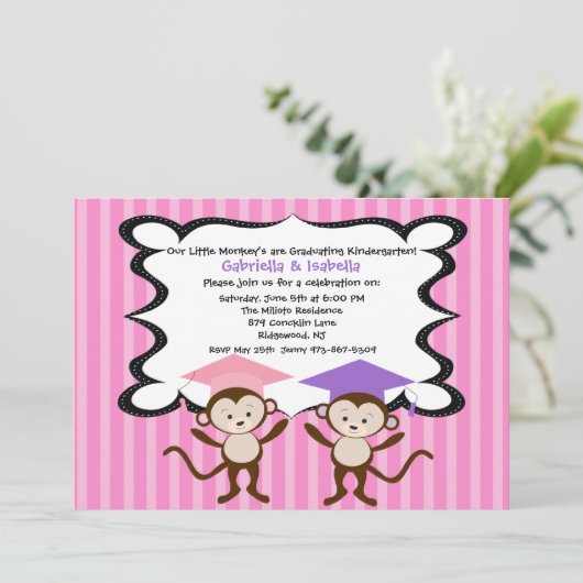 Twin Girls Monkeying Around Afstuderen Invitation Kaart (Staand voorkant)