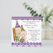 Twin Girls Stick Figuur Twins Birthday Invitation Kaart (Staand voorkant)
