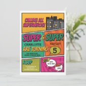 Twin Girl's Superheld Invitation Party Kaart (Staand voorkant)