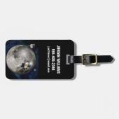 Twin Grail ruimtevaartuig in een baan om de maan. Bagagelabel (Voorkant horizontaal)