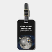 Twin Grail ruimtevaartuig in een baan om de maan. Bagagelabel (Voorkant verticaal)