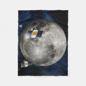 Twin Grail ruimtevaartuig in een baan om de maan. Fleece Deken (Voorkant)