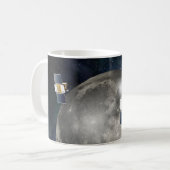 Twin Grail ruimtevaartuig in een baan om de maan. Koffiemok (Voorkant links)